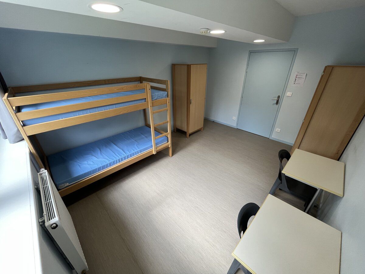 Chambre d'internat avec lit superposé et bureau, lycée Sainte-Maure