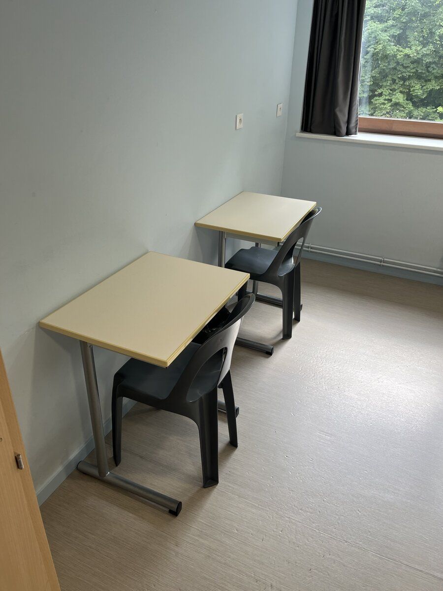 Bureaux de travail individuel dans une chambre de l'internat