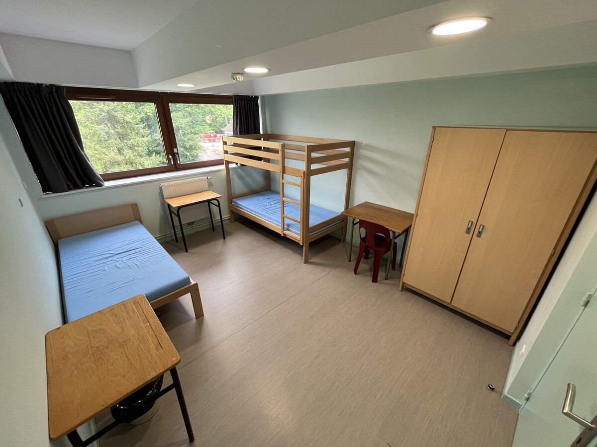 Chambre d'internat double avec lit simple et lit superposé