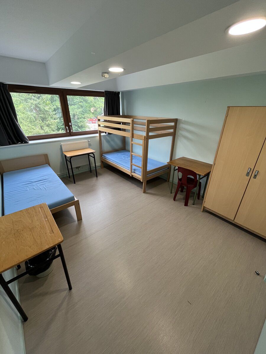Chambre triple à l'internat avec lits superposés et armoire