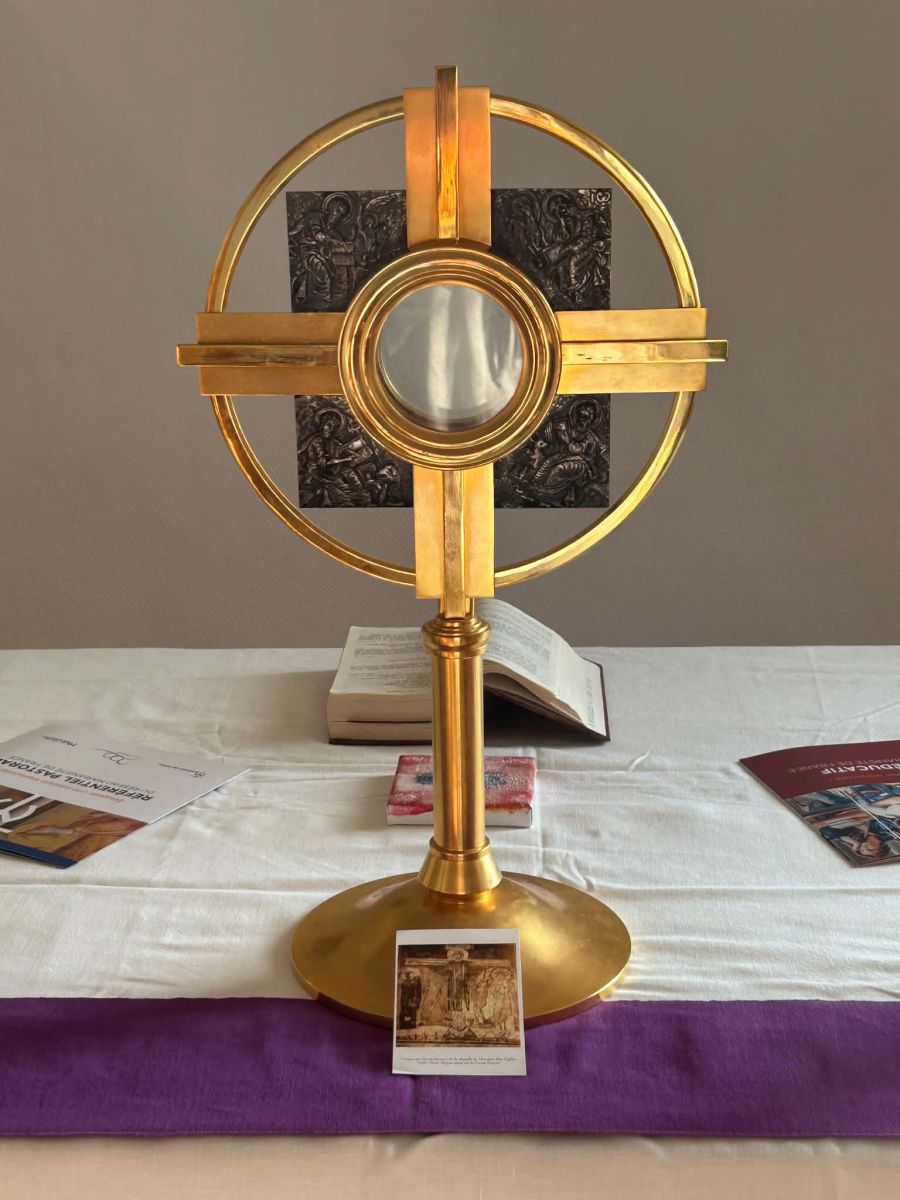 Ostensoir doré sur l'autel de la chapelle