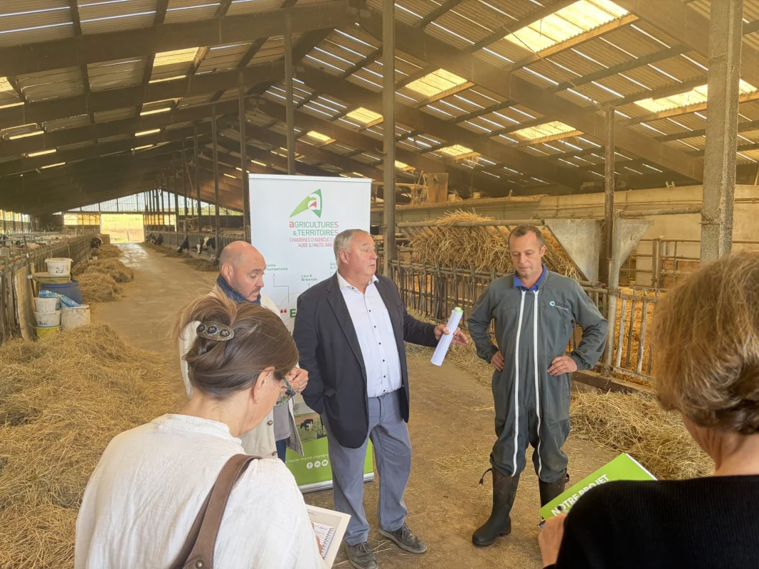Échanges avec la presse dans l’étable du Lycée privé Sainte-Maure lors de la conférence sur la conjoncture agricole 2026.
