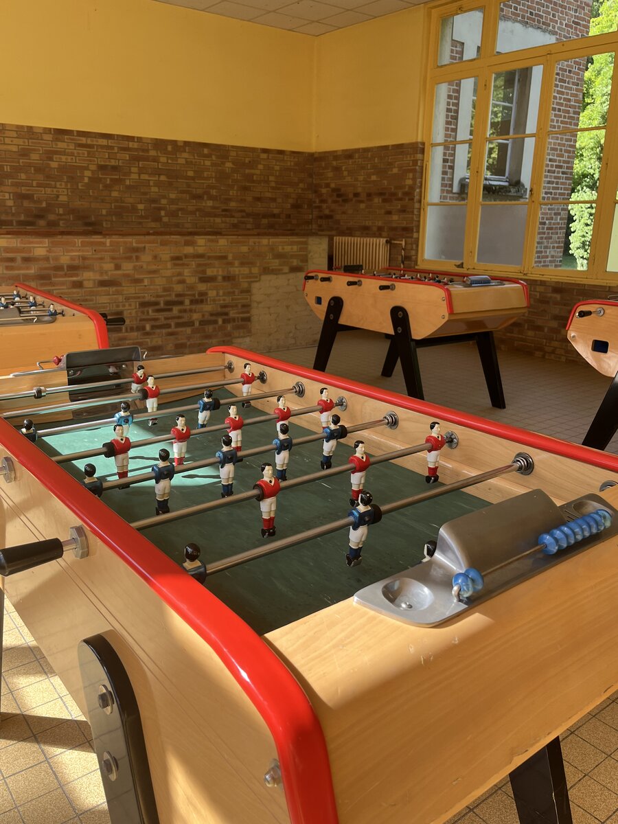 Détail d'un baby-foot rouge et bleu dans la salle de jeu