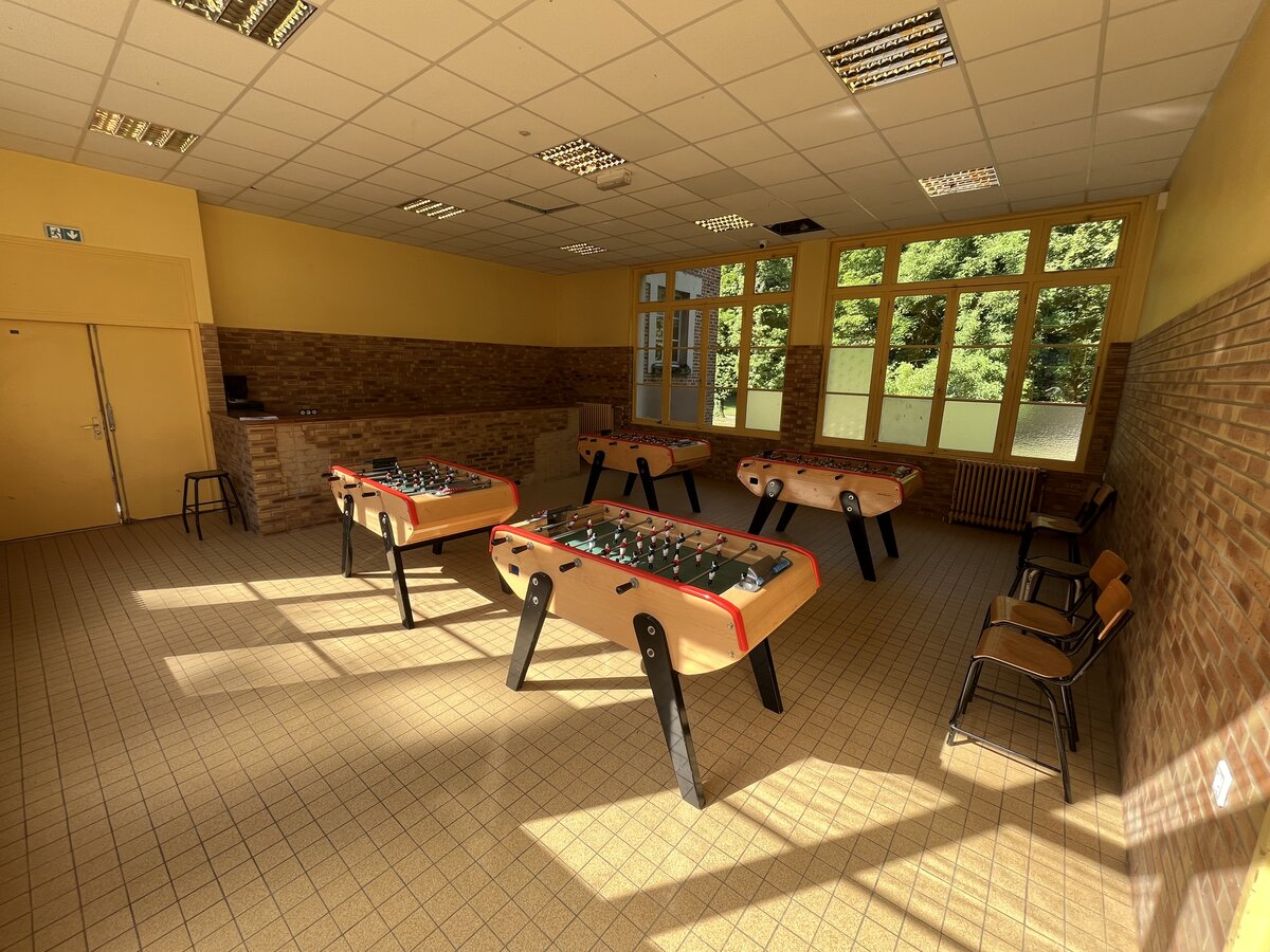 Salle baby-foot de l'internat avec quatre tables de baby-foot