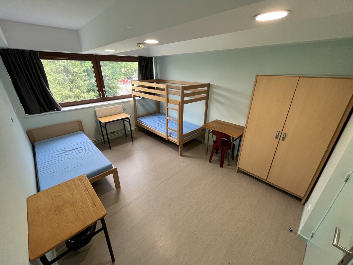 Chambre d'internat double avec lit simple et lit superposé
