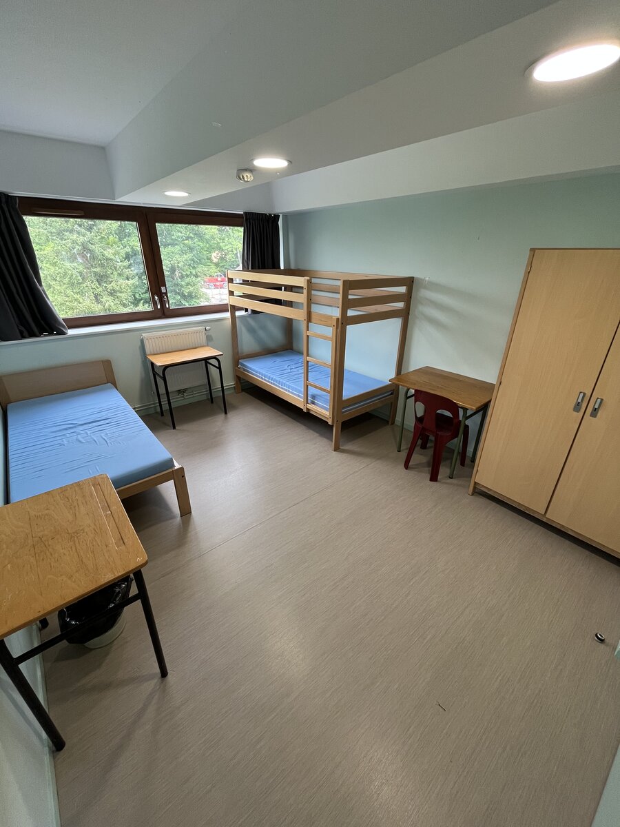 Chambre triple à l'internat avec lits superposés et armoire