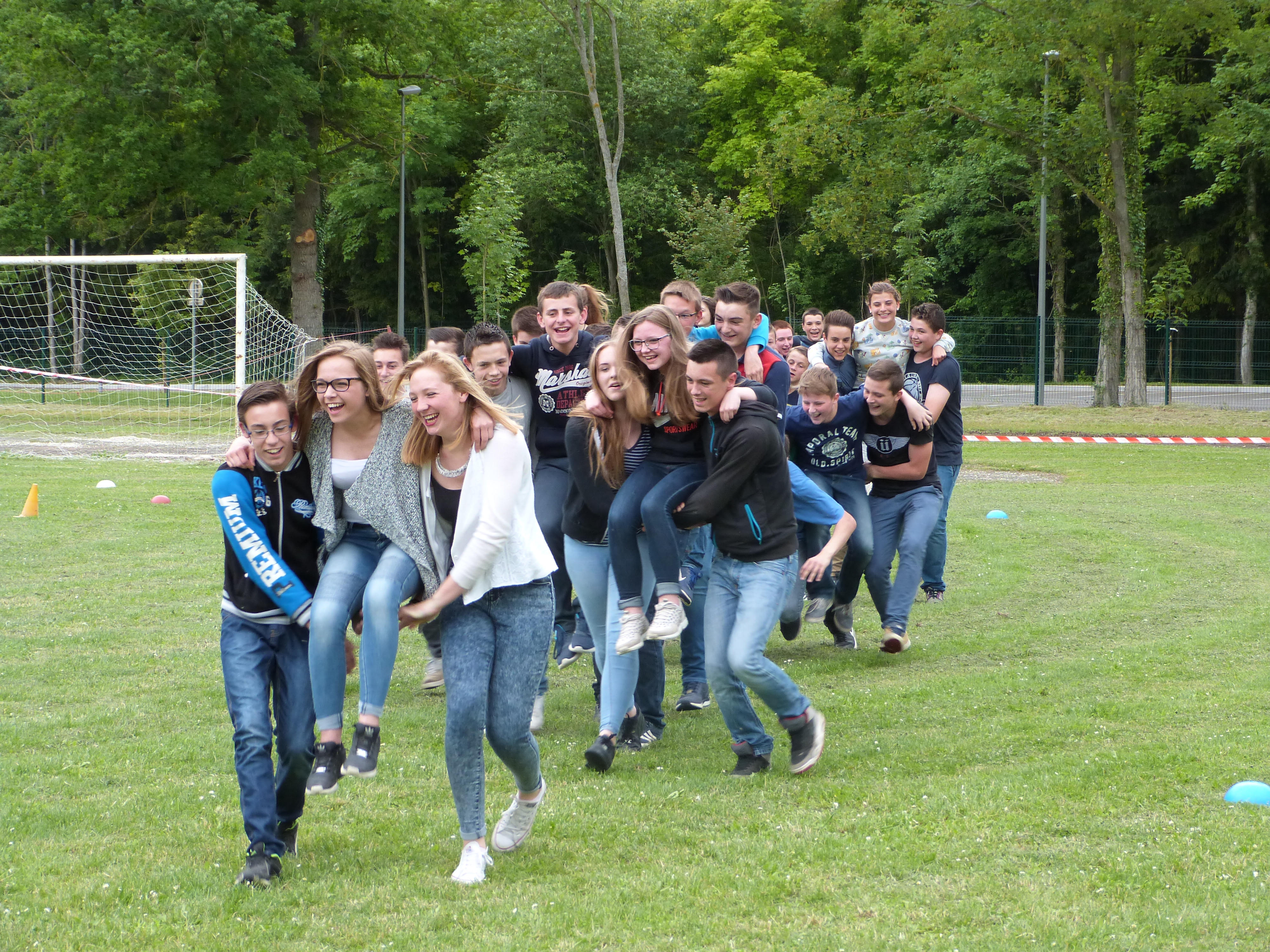 Élèves du lycée Sainte-Maure lors d'une activité de cohésion en plein air