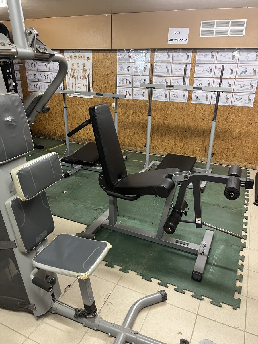 Banc de musculation dans la salle de sport de l'internat