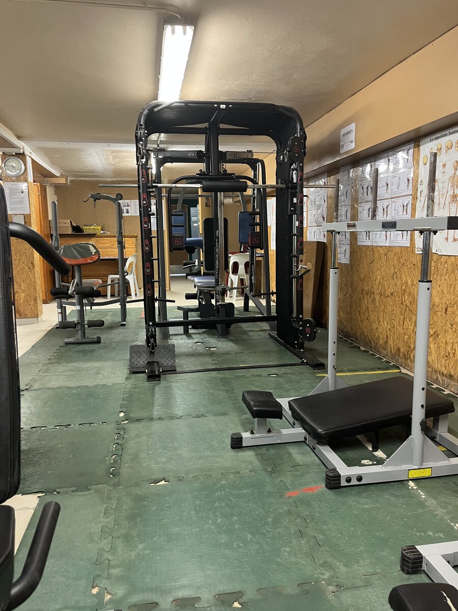 Cage de musculation et bancs dans la salle de sport de l'internat