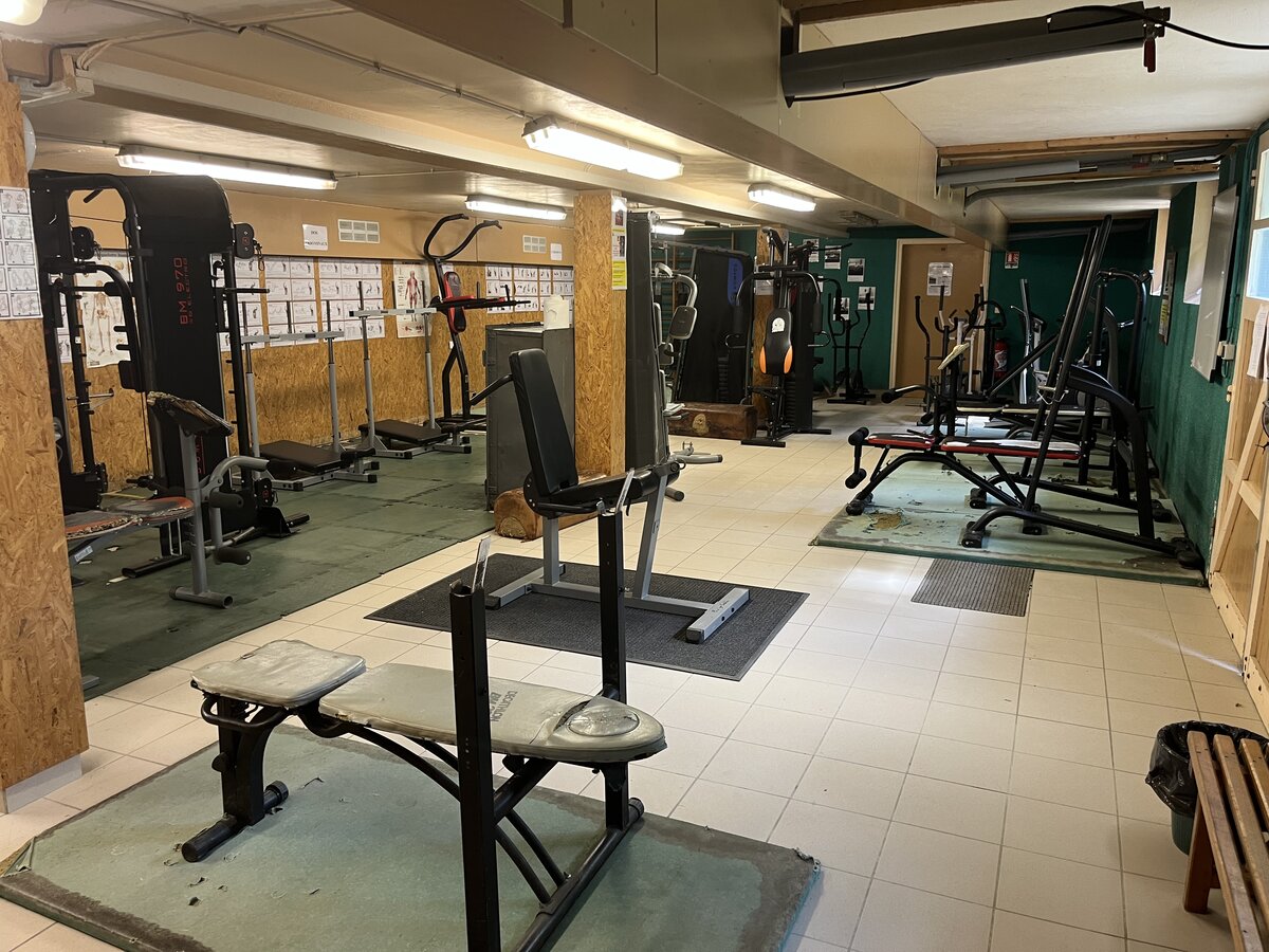 Salle de musculation de l'internat équipée de plusieurs machines