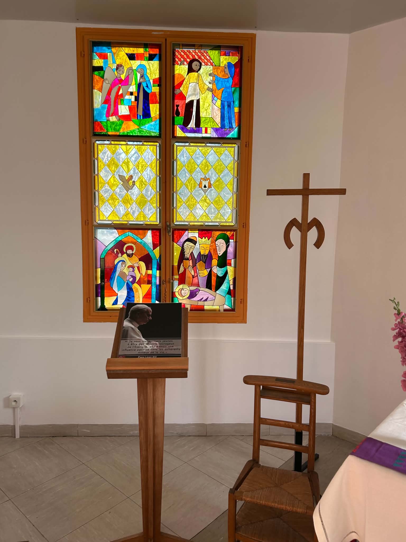 Vitrail coloré de la chapelle du Lycée Sainte-Maure