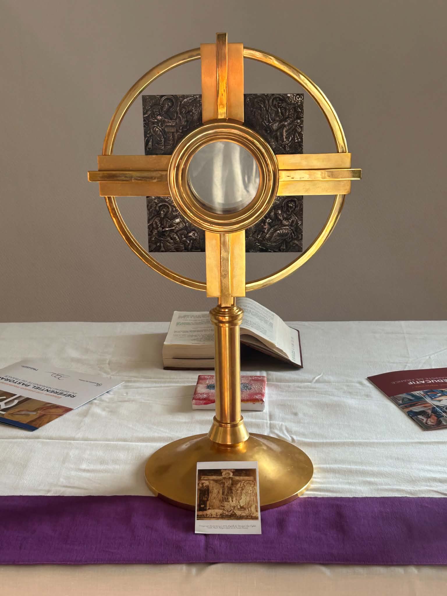 Ostensoir doré sur l'autel de la chapelle