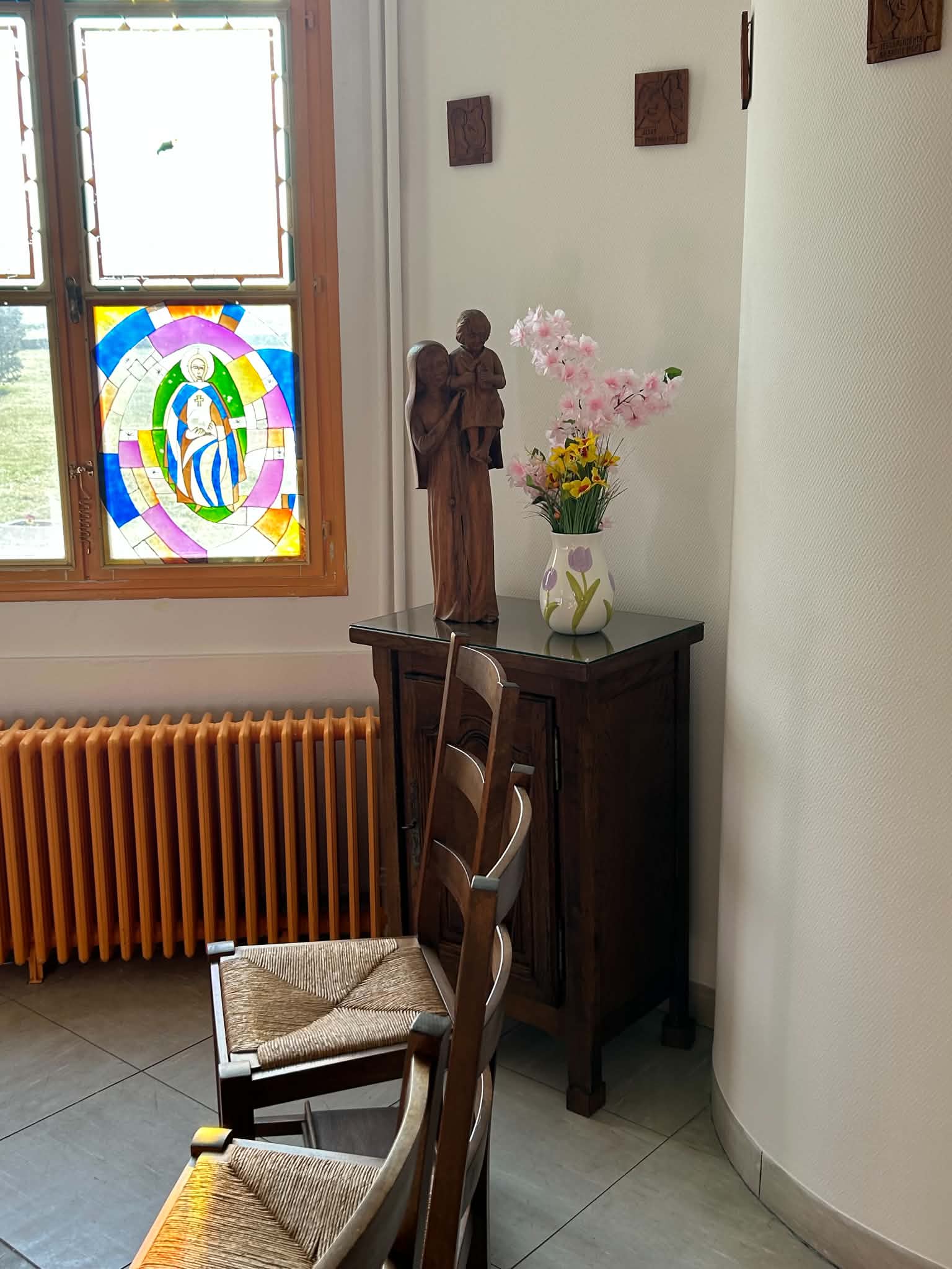 Vitraux et croix de la chapelle du lycée