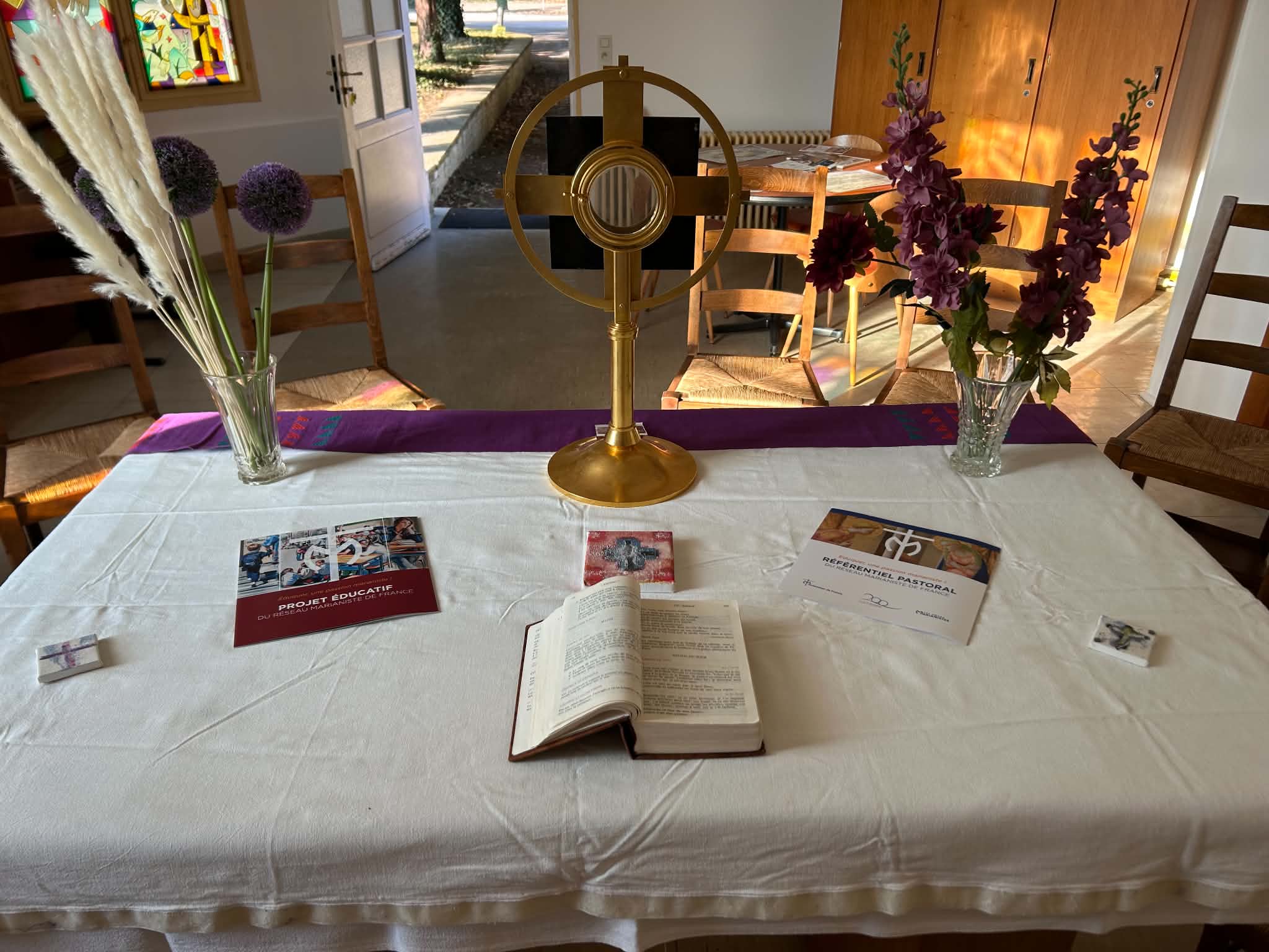 Table dressée avec une Bible et des documents marianistes lors d'un temps de pastorale