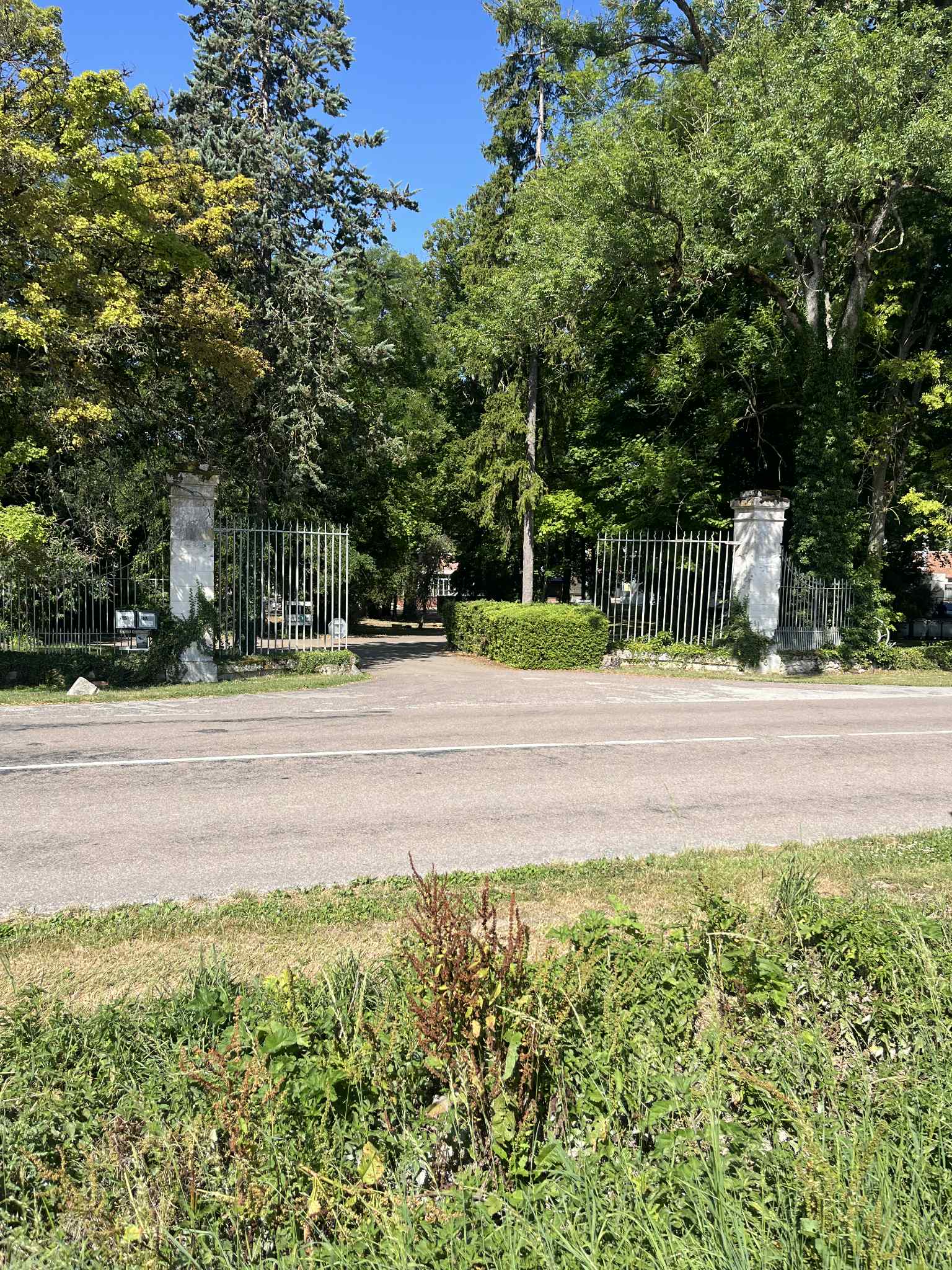 L'entrée arborée du Lycée privé Sainte-Maure