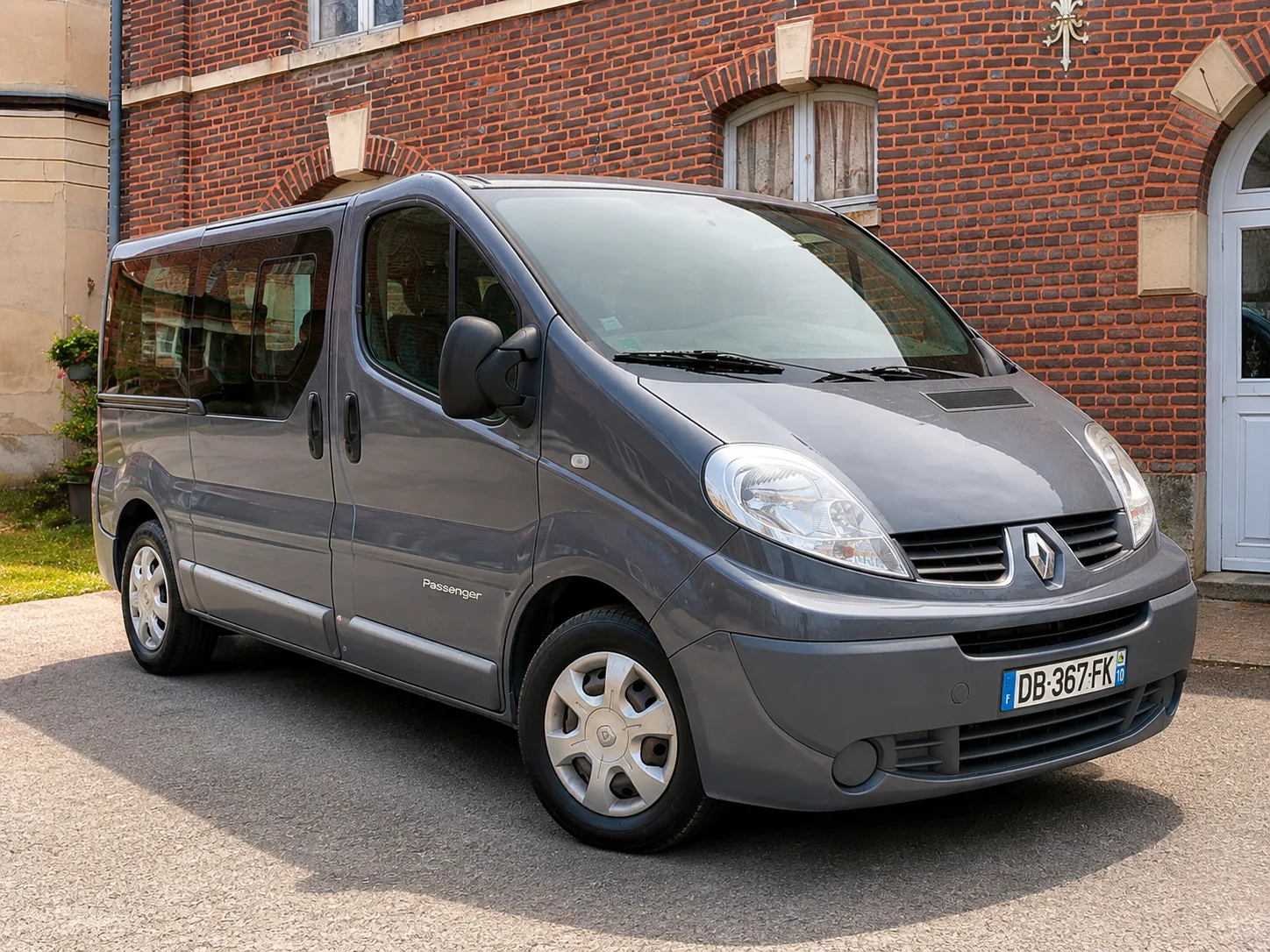 La navette du Lycée privé Sainte-Maure, un minibus garé sur le campus
